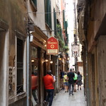 Alle Corone Restaurant - ホテルに続く小道