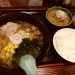 らーめん居酒場 ゆう太 - 【2017.9.26(火)】醤油ラーメンセット(ラーメン＋半ライス＋もつ煮＋おしんこ)840円