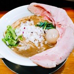 煮干し豚骨らーめん専門店 六郷 - 特製濃厚煮干し豚骨らーめん ９８０円　２００円増しの特製にすると、その都度スライサーで切るチャーシューが２枚、味玉、メンマが増えます。