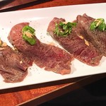 ヤキニヌバルの極肉炙り寿司トリュフ仕立て