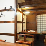 Sumiyakiakasakakaminariya - 店内のテーブル席の風景です
