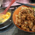 萬屋 - 炙り牛丼とスン豆腐セット￥690+ご飯大盛￥80