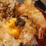 なにわ天ぷら 維心 - トロリと流れ出すまろやかな黄身と、黒トリュフの妖艶な香りが禁断のハーモニー