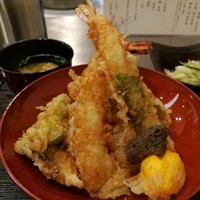 なにわ天ぷら 維心 - ドーンとそびえる海老天は、サクッと軽い衣にプリッとレアな身の火入れが絶妙
