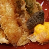 なにわ天ぷら 維心 - 程よい甘味のタレに加え、卵黄天ぷらと黒トリュフの刻みペーストで食べるゴージャス天丼