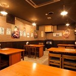 てばや 木の手羽 - 昭和ノスタルジーな雰囲気の店内。癒し度満点です。