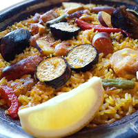 Bar Espanol LA BODEGA 大阪店 - 鶏もも肉とチョリソー、秋茄子、さつまいものパエリャ