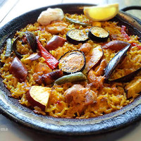 Bar Espanol LA BODEGA 大阪店 - 鶏もも肉とチョリソー、秋茄子、さつまいものパエリャ