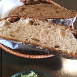 リバース カフェ - 食べ放題のパン
