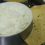 ディープスリーカレー - ご飯とパパド