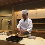 日本橋蛎殻町 すぎた - カメラ目線をなかなか送ってくれない