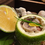 東 - ＊蓋を開けると「秋刀魚」「地蛸」「キノコ」などが入り、柑橘を感じるサッパリした味わい