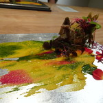 東 - ◆子持ち鮎 これは前回も頂きましたが、絵画のように美しい盛り付け。 鮎のフリットにビーツ（赤）と人参（黄）と抹茶塩・ほうれん草（緑）のソース。