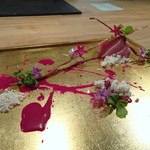 東 - ◆長崎産大トロ　牛蒡と胡麻 これも美しい。ある意味お料理の域を超えた作品ですね。 ゴボウは細長くスライスし、カリッと揚げられているので香ばしい。 白い品はパウダー状にした胡麻ですが、風味がいいこと。