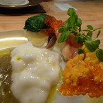 東 - ＊左側は「焼きナスのソース」その横は「泡状にしたトマトのソース」。 どちらのソースも美味しいこと。