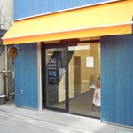 Donatsu Koubou Reporo - オープン前、ブルーの壁とオレンジの日除けが目印
