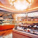 パティスリー SATSUKI - 焼きたてのパンと甘いスイーツの香り漂う店内