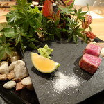 東 - 上陽牛のサーロインを燻してあり、蓋を取ると燻製の香りが広がります。