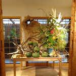 東 - 1軒家を改装された店内もステキですよ。 この日は二人利用でしたが、前回と同じ大きなテーブルに案内されました。