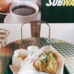 SUBWAY - お店の近くはWiFiフリー。外出前のサクッとランチだったので、テイクアウトせずそのまま外のテーブル席でいただいちゃいました。駅改札の目の前なので少し人目は気になる&暗いけど…