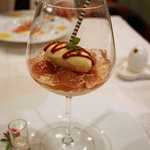 ノーワンズ レシピ - パンナコッタに桃のスービットと白ワインのジュレを載せて