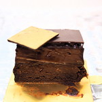 ピエール・エルメ・パリ - 金箔部分も板チョコ