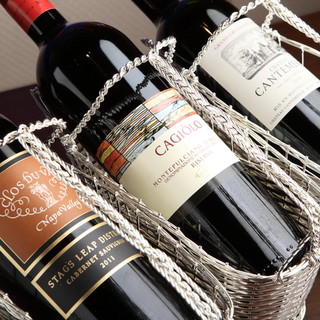 Wines carefully selected by sommeliers will further evolve your cuisine [click]