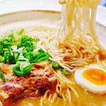 郷里 - 『白とん』本場九州の極細ストレート麺と沼津の魚介豚骨スープが最高。中太全粒粉麺も選べます。