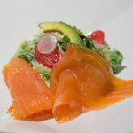 CIAK - All Day Italian - サーモンサラダか本日のスープかが選べます。私はサラダを。煙三文魚凱撒沙律と書きます。サーモンがデカくて美味くて満足です。香港はホントにサーモンが美味い。サーモン天国だ！