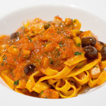 CIAK - All Day Italian - フェットチーネ プッタネスカ　蕃茄醬伴地中海劍魚自家製寛麵　2皿のコースだと158HKD、私はデザート付きの3皿頼んだので198HKD+コーヒー代15HKD+サ料10%で、なんだかんだで3500円くらい使いました。ほとんど待たされることも無く、ちゃっちゃか料理が来て美味しかったからいいけどね。