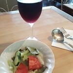 ロージナ茶房 - サラダと赤ワイン