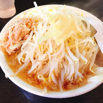 Mentobi Roppo - ラーメン  野菜、脂普通盛り ニンニク少なめ