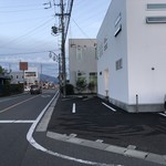 鮨 いぬかい - 店舗まえの前面道路は市道