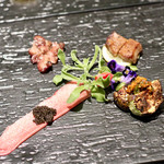 焼肉ホルモンせいご - 前菜、黒毛和牛タン昆布〆 〜フランス産キャビアをのせて〜 黒毛和牛タンアゴ塩焼き、黒毛和牛タン元のソテー、熊本県産赤茄子の炭火焼