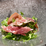焼肉ホルモンせいご - 香草と生ハムのサラダ 〜パルミジャーノたっぷりかけて〜