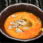 焼肉ホルモンせいご - 溶き卵の上にトリュフをかけて