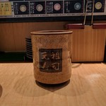 元祖寿司 - 茶色い湯呑みが投入されてた。