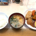 Karetoshokusainomiseberu - ご飯とお味噌汁と煮物盛り合わせ