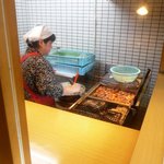 おび天 蔵 - おび天を揚げる