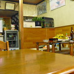 中華料理店 鳳 - 【2011.04.　初訪】　入口付近テーブルから奥方面　周りは昼呑み！