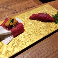 焼肉 うしみつ 恵比寿本店 - うしみつユッケと炙り握り寿司盛合せ