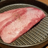 焼肉 うしみつ 恵比寿本店 - 炙って食べる新食感のタンしゃぶ