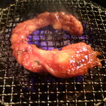 青山焼肉道場 - 一本壺ホルモン焼くの図