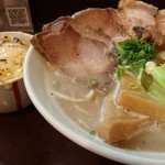 らーめん 五ノ神精肉店 - チャーシュー豚骨らーめん+チーズご飯