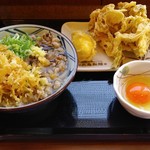 丸亀製麺 - 牛すき釜玉（左）、半熟玉子天＆鶏肉のかき揚げ（右上皿）