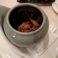崎陽軒本店 嘉宮 - 国産黒毛和牛とキノコ・さつま芋のやわらか熱々壷焼き　オイスターソース風味