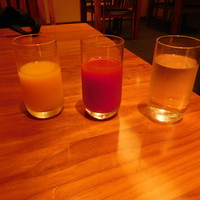 京料理 たん熊北店 Directed by M.Kurisu - 最初に提供された、オレンジジュース、トマトジュース、お水