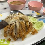 Mongkol Wattana - カオマンガイ（蒸し＋揚げ）