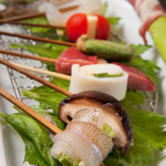 h Roku Hara - 串の素材は厳選して毎朝築地より仕入れております。四季折々の旬を大事に、肉、魚介、野菜を程良く混ぜながらのメニュー作りをしておりますのでお客様の食欲を飽きさせる事はありません。