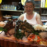 天一 - 巨大な伊勢海老と錦海老